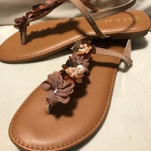 Floral sandals. NEW.